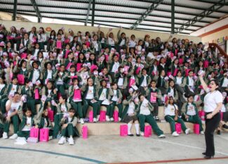 Estudiantes celebran la entrega del libro Juntas Invencibles y kits de higiene menstrual como parte de la iniciativa de Kotex y Marolen Martínez.