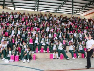 Estudiantes celebran la entrega del libro Juntas Invencibles y kits de higiene menstrual como parte de la iniciativa de Kotex y Marolen Martínez.