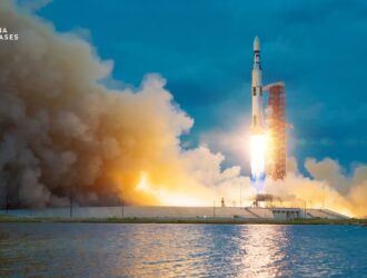 Cohete del programa Artemis de la NASA despegando rumbo a la Luna durante una misión espacial