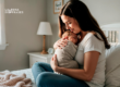 Madre abrazando con ternura a su bebé recién nacido mientras descansa en una habitación iluminada.