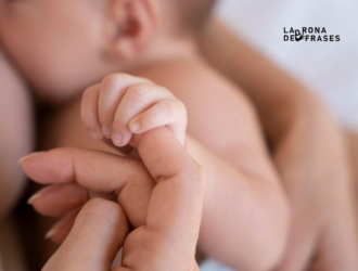 Primer plano de la mano de un bebé sosteniendo el dedo de su madre durante un momento de conexión
