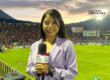 Lourdes González realiza la cobertura de un partido de fútbol desde el estadio Xelajú como parte de su trayectoria en el periodismo deportivo.