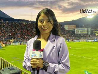 Lourdes González realiza la cobertura de un partido de fútbol desde el estadio Xelajú como parte de su trayectoria en el periodismo deportivo.