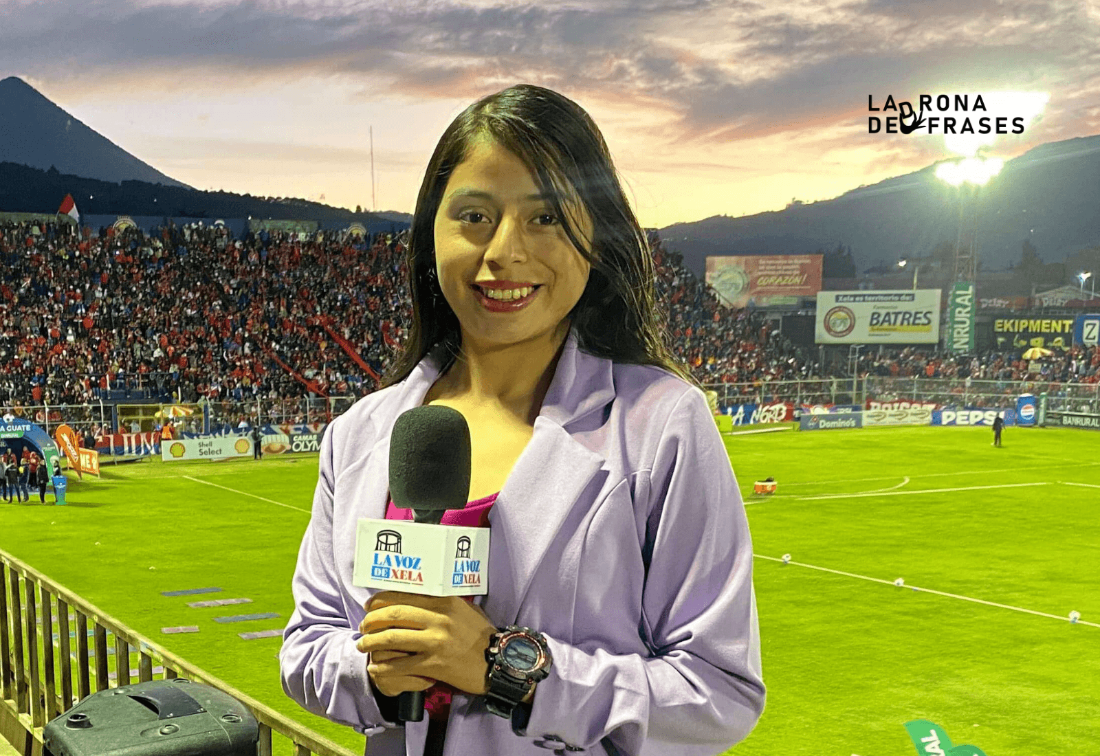 Lourdes González realiza la cobertura de un partido de fútbol desde el estadio Xelajú como parte de su trayectoria en el periodismo deportivo.