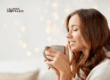 Mujer disfrutando una taza de café, una de las pequeñas cosas de la lista de la felicidad