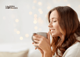 Mujer disfrutando una taza de café, una de las pequeñas cosas de la lista de la felicidad