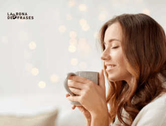 Mujer disfrutando una taza de café, una de las pequeñas cosas de la lista de la felicidad