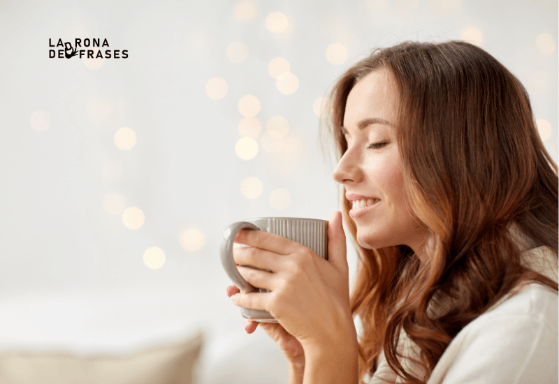 Mujer disfrutando una taza de café, una de las pequeñas cosas de la lista de la felicidad