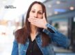 Mujer se cubre la boca con la mano, en referencia a la frase “calladita te ves más bonita