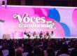 Panel de seis mujeres conversando en el escenario del Congreso de Mujeres Líderes Guatemaltecas, frente a un auditorio lleno de asistentes. Describe lo que se ve, incluye la palabra clave de forma natural y no le atribuye la foto a la edición 2026.