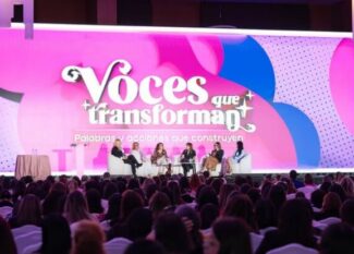 Panel de seis mujeres conversando en el escenario del Congreso de Mujeres Líderes Guatemaltecas, frente a un auditorio lleno de asistentes. Describe lo que se ve, incluye la palabra clave de forma natural y no le atribuye la foto a la edición 2026.