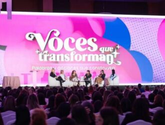 Panel de seis mujeres conversando en el escenario del Congreso de Mujeres Líderes Guatemaltecas, frente a un auditorio lleno de asistentes. Describe lo que se ve, incluye la palabra clave de forma natural y no le atribuye la foto a la edición 2026.