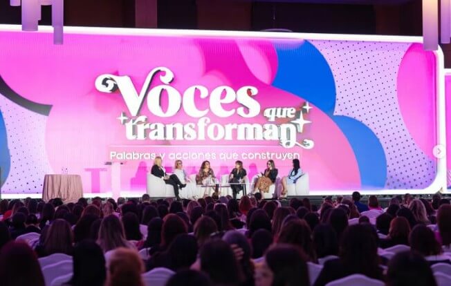 Panel de seis mujeres conversando en el escenario del Congreso de Mujeres Líderes Guatemaltecas, frente a un auditorio lleno de asistentes. Describe lo que se ve, incluye la palabra clave de forma natural y no le atribuye la foto a la edición 2026.